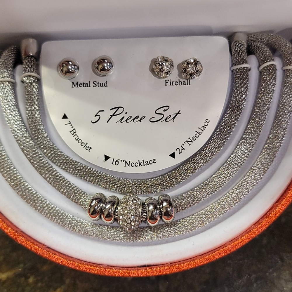 Jewelry - Picture 2 of 3